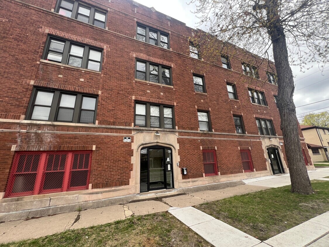 Foto principal - 1439 W 93rd St