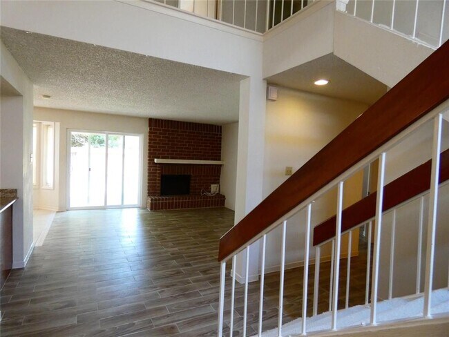Foto del edificio - 2215 Brook View Ln