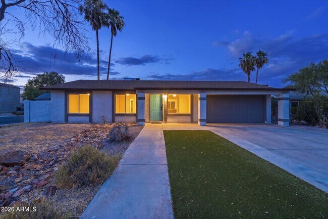 Building Photo - 932 W Julie Dr