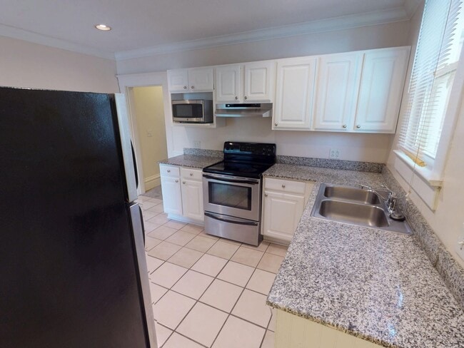 Building Photo - 166-168-168 E 11th Ave