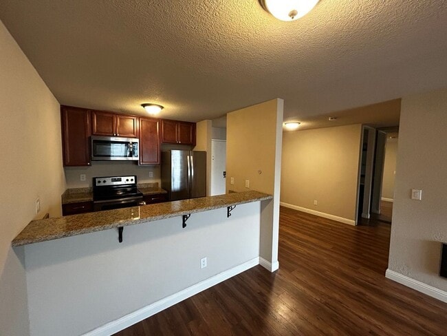 Building Photo - Sunny 1BR in Prime Oakland Location - Pool...