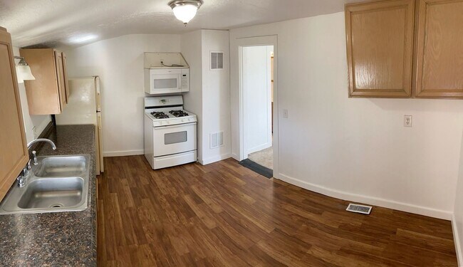 Foto del edificio - 1 BEDROOM MAGNA DUPLEX - GREAT PRICE!