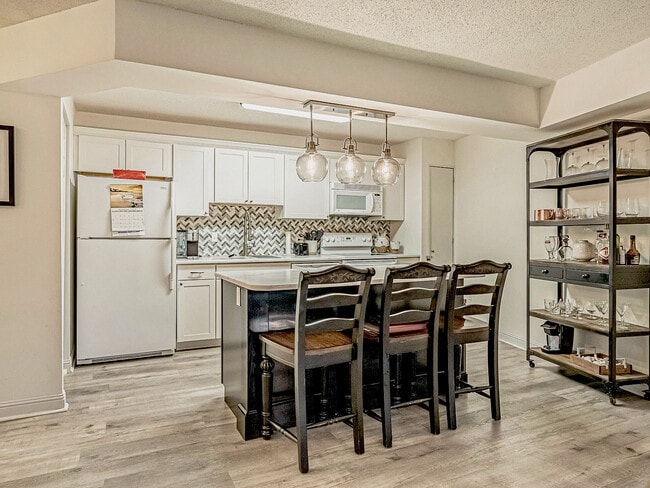 Building Photo - 400 20th Ave N