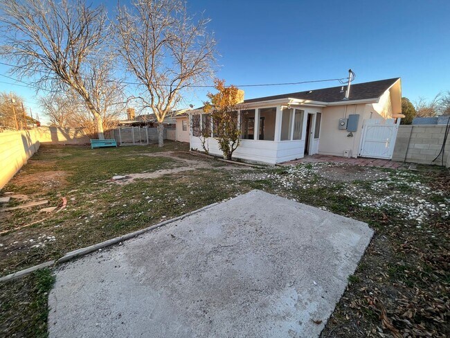 Building Photo - 3 br, 2 bath House - 607 Mimosa (835)