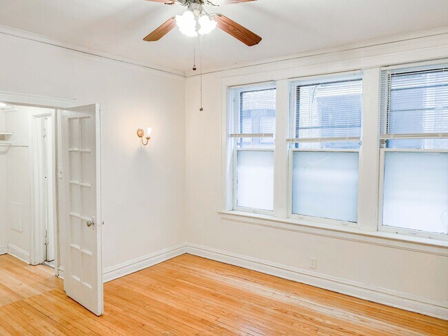 Building Photo - 521 W Surf St