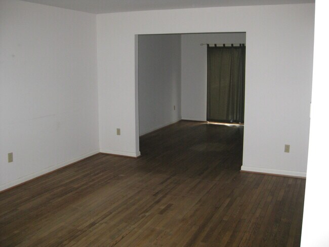 Building Photo - 2040 Golf Course Dr