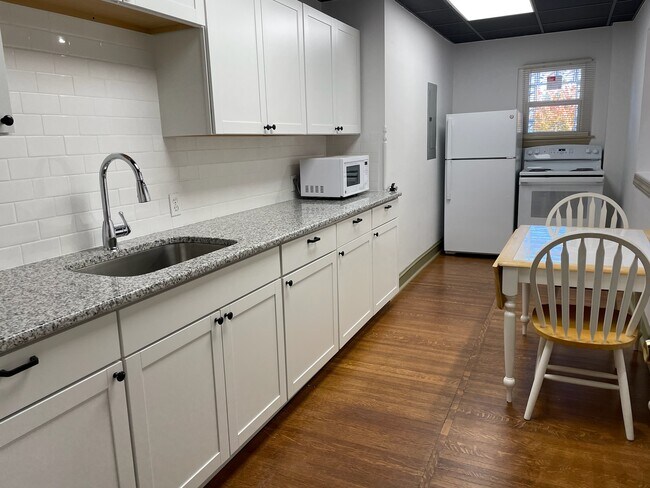 Building Photo - 614 N Duke St