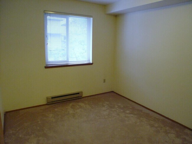 Foto del edificio - Updated 2BR Condo w/ 2 Covered Parking – Kenmore