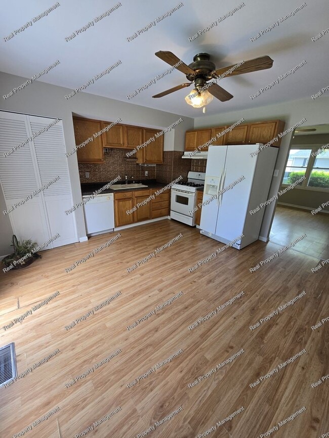 Building Photo - Updated 4 Bedroom