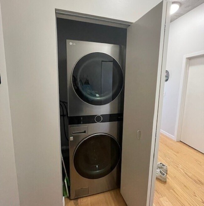 Building Photo - 235 W Van Buren St