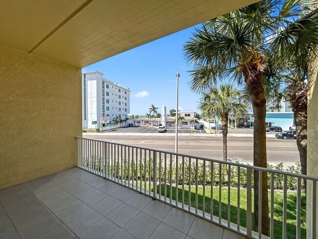 Foto del edificio - Stunning 3-Story Beach Townhome – Steps from the Gulf! 3bed|3bath