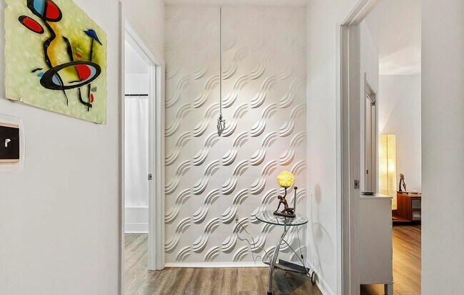 Building Photo - Well-Maintained 1BR with Modern Finishes