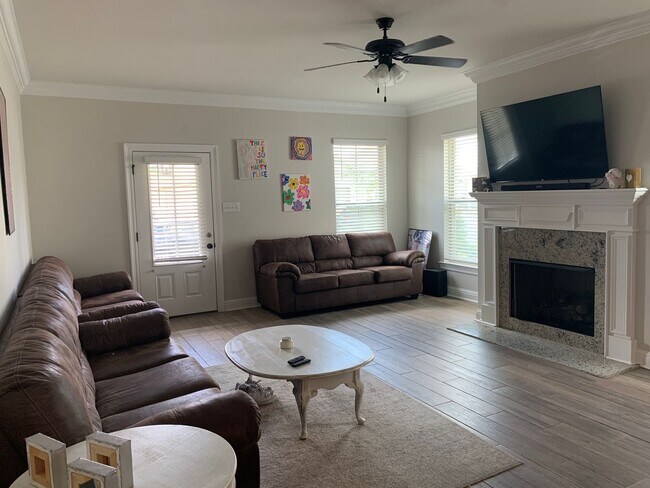 Foto del edificio - ONE MONTH FREE MOVE IN SPECIAL near LSU!!!!