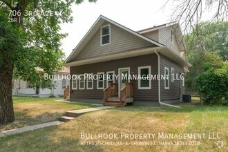 Building Photo - 706 3rd Ave
