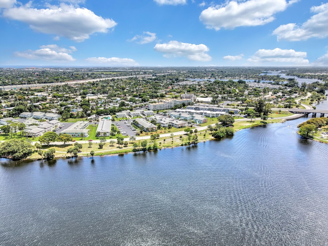 2204 Lake Osborne Dr Unit 16, Lake Worth Beach, FL 33461 Condo for