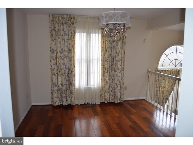Building Photo - 706 Radcliffe Ct
