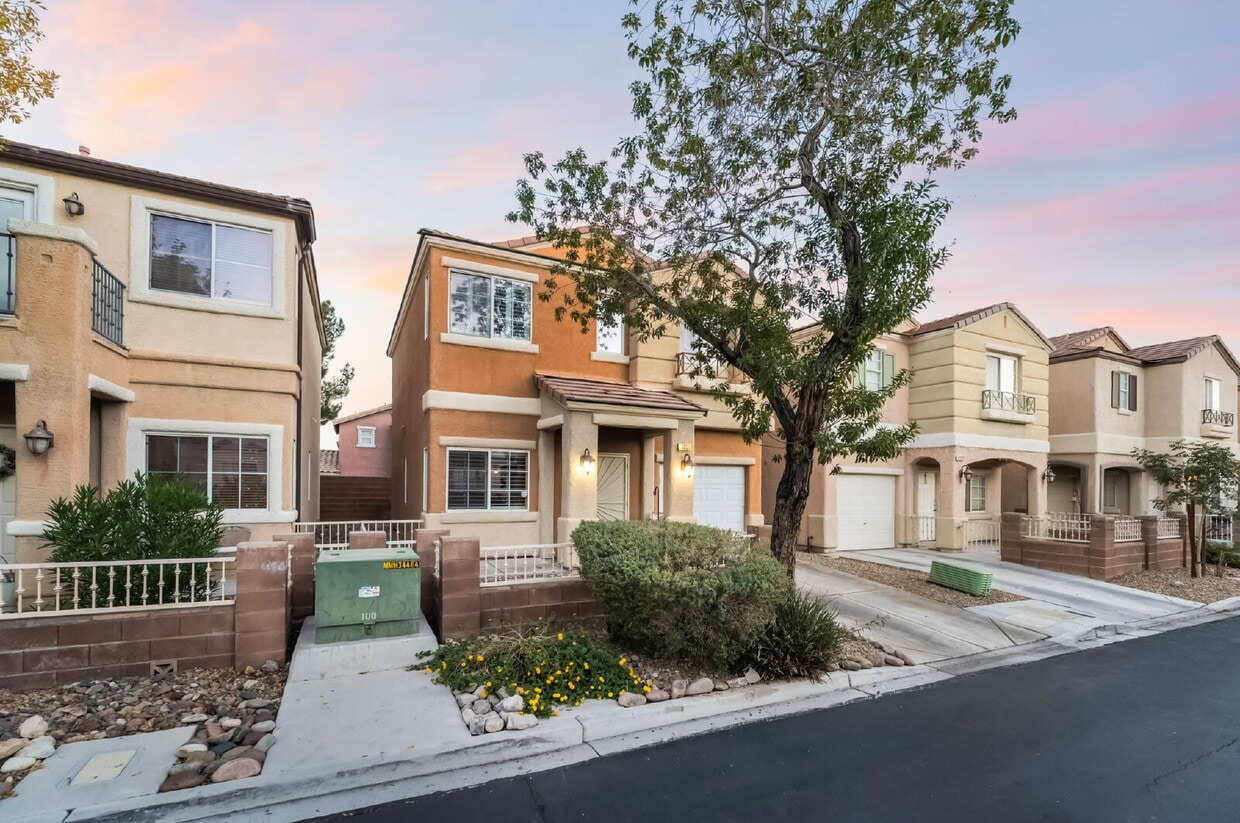 "Charming 2-Bed Oasis with 2.5 Baths in the Heart of Las Vegas with a 1 Car Garage. – 1,404 Sq F... - "Charming 2-Bed Oasis with 2.5 Baths in the Heart of Las Vegas with a 1 Car  Garage. – 1,404 Sq F...