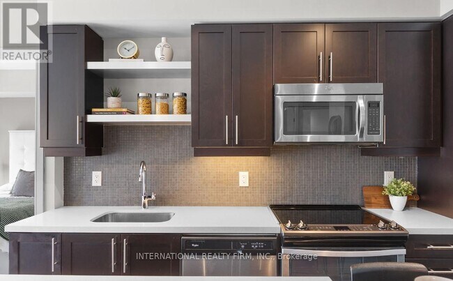 Building Photo - 525 Adelaide St W