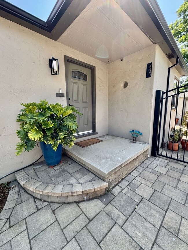 Building Photo - Charming Home Available Now!