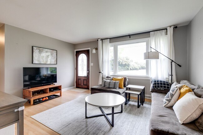 Foto del edificio - Charming 3 Bedroom Rancher Available Early...