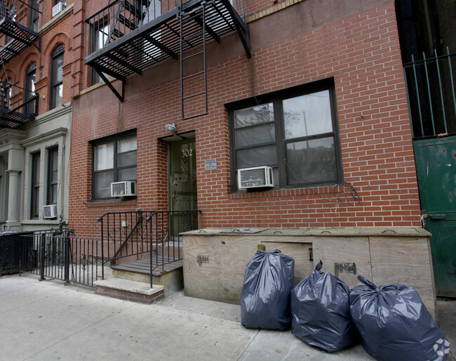 Building Photo - 302 E 83rd St