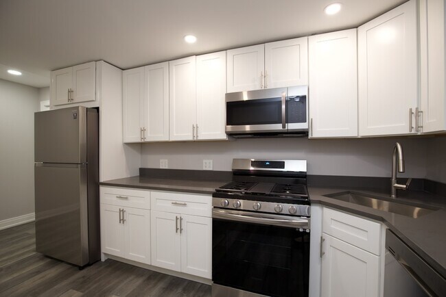 Foto del edificio - 2240 N Sawyer Ave
