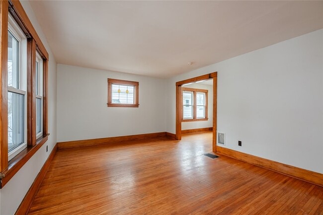 Building Photo - 81 Van Bergh Ave