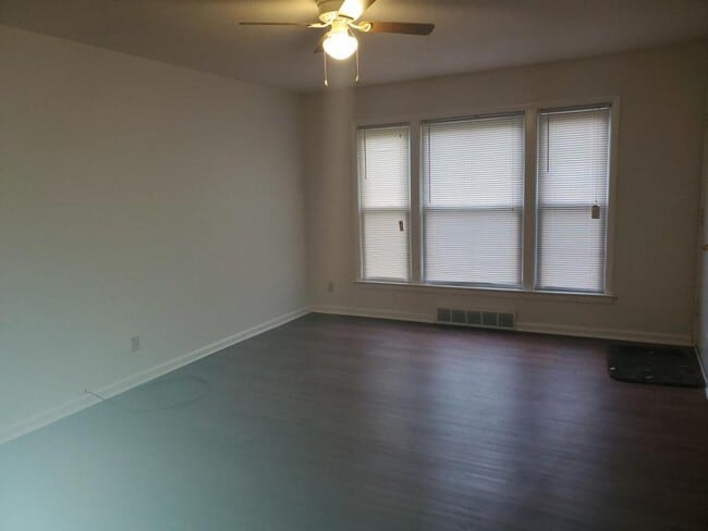Building Photo - 2553 Greenvale Rd