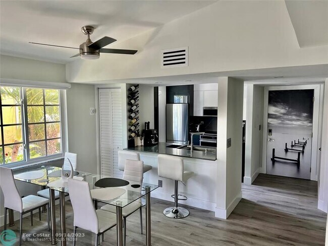 Building Photo - 1105 Lake Shore Dr