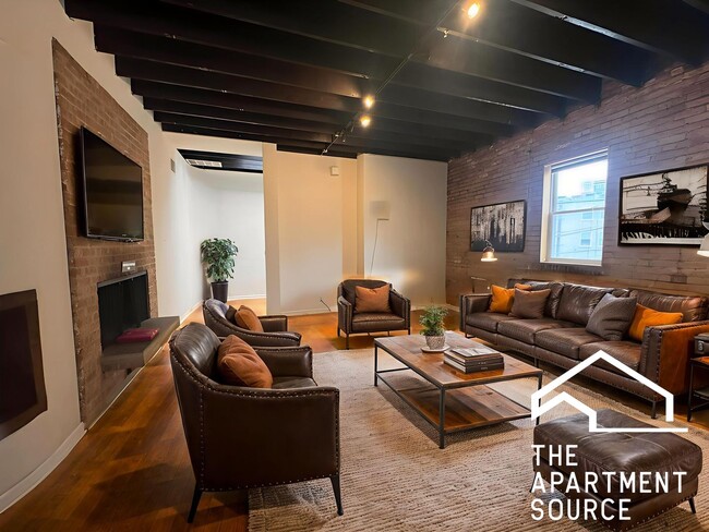 Building Photo - 907 W Belmont Ave