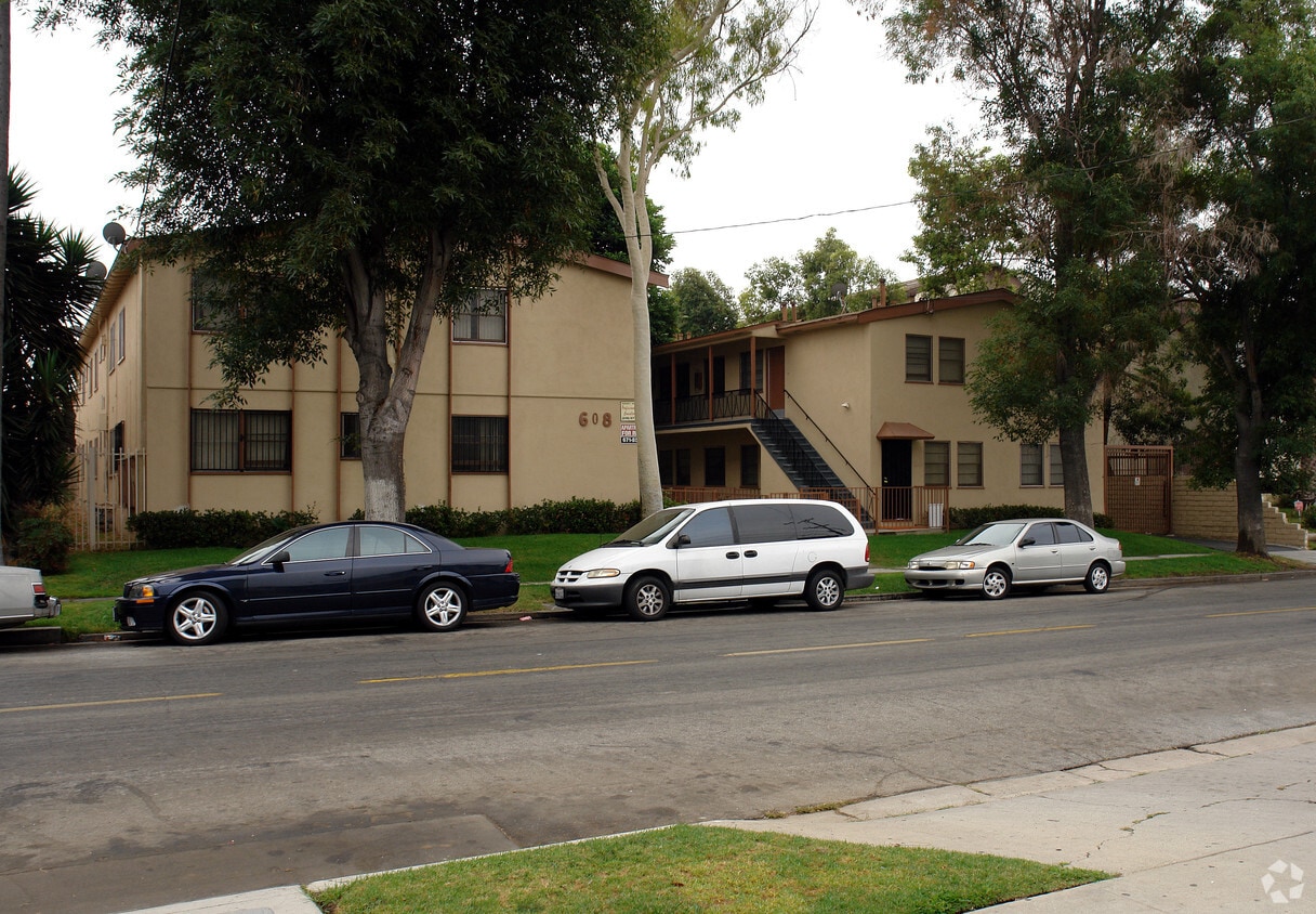 Building Photo - 608 W Hyde Park Blvd