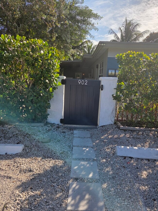 Building Photo - 898 NE 40th St