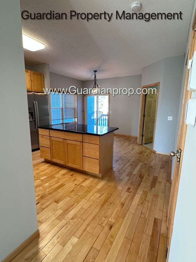 Foto del edificio - Hopkins Single Family Home, 2 Car Garage, Office, Gas Fireplace, Primary Suite