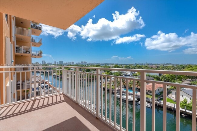 Foto del edificio - 2450 NE 135th St