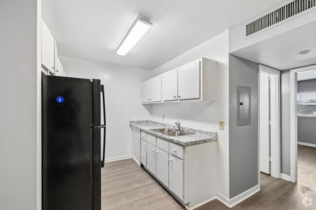 1BR, 1BA - 640SF - Kitchen - Tarpon Springs Manor Apartments