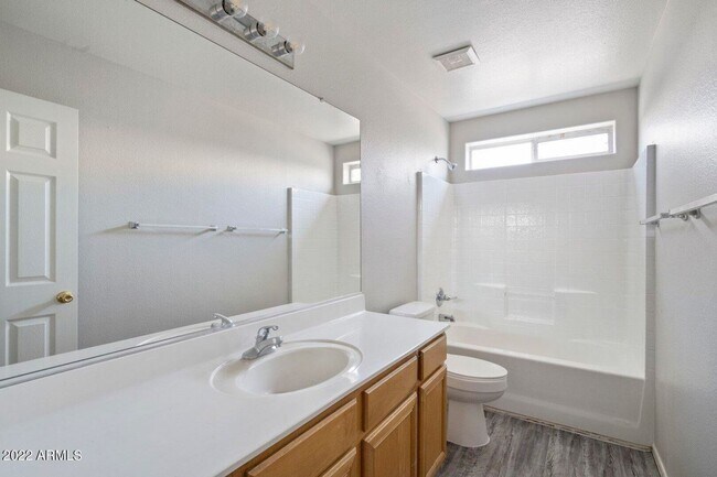 Building Photo - Beautiful single level home in the communi...