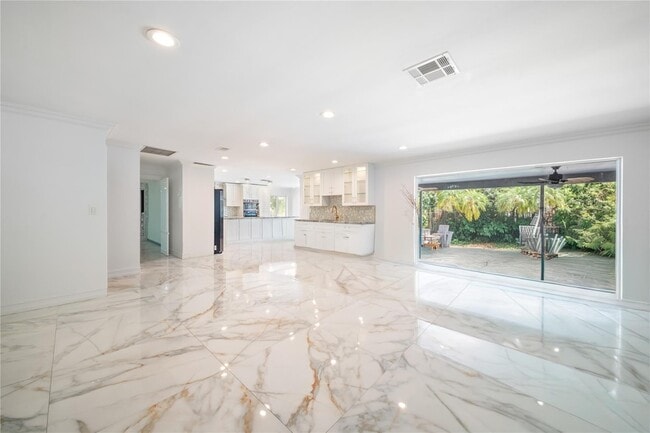 Foto del edificio - 16770 Lakeview Ct