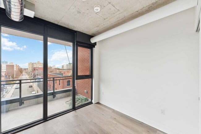 Building Photo - 10 James St