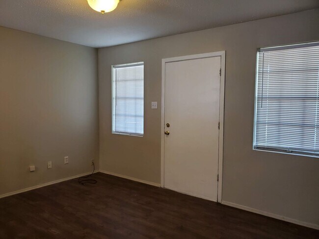 Foto del edificio - Southern Terrace - Just around the corner from Airline and Shed Road