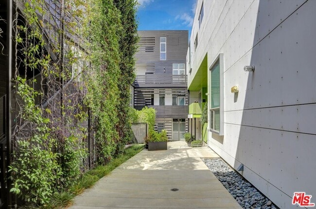 Building Photo - 825 Kings Rd