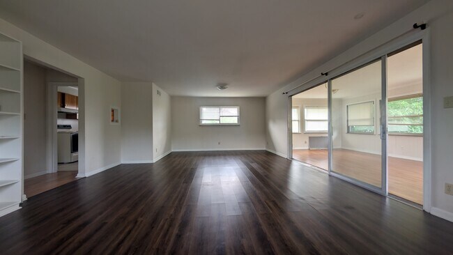 Sala de estar - 701 Edgecliff St