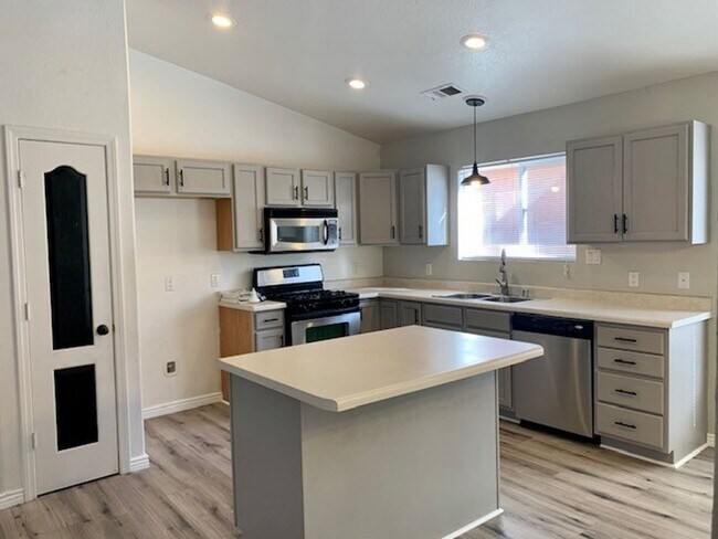 Building Photo - NE Heights 3 bedroom