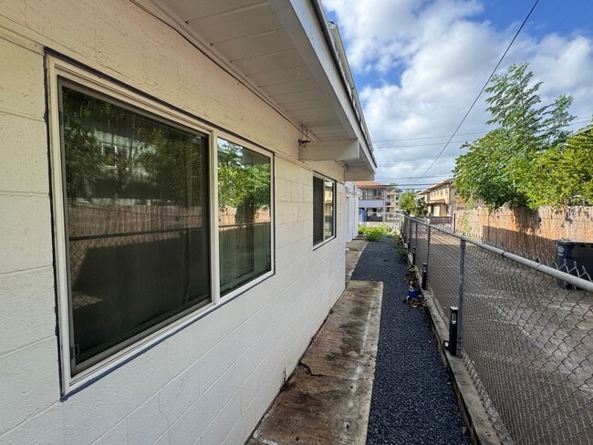 Building Photo - Renovated 5 Bedroom/3.5 Bath Single Family Home in Kalihi