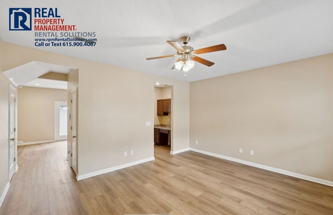 Building Photo - Great 3 bdrm end unit townhome! Washer/Dry...