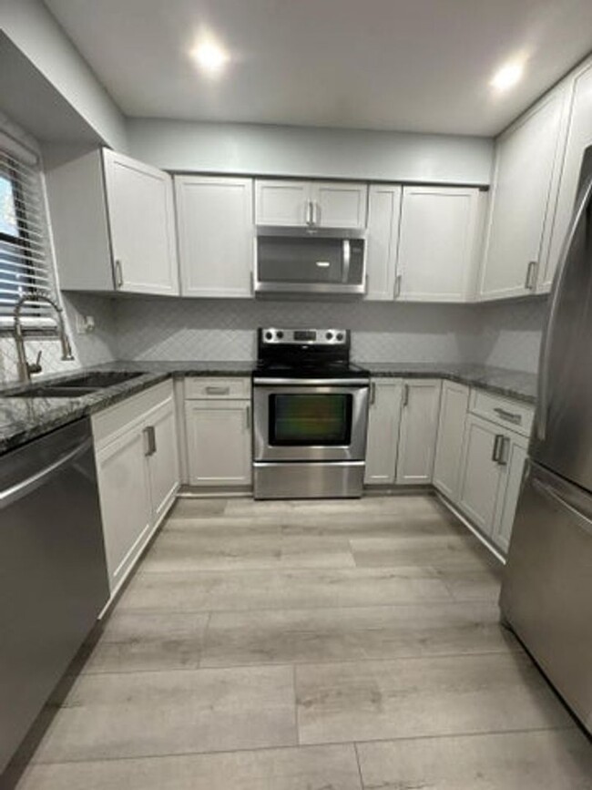 Building Photo - 5205 Bayside Dr