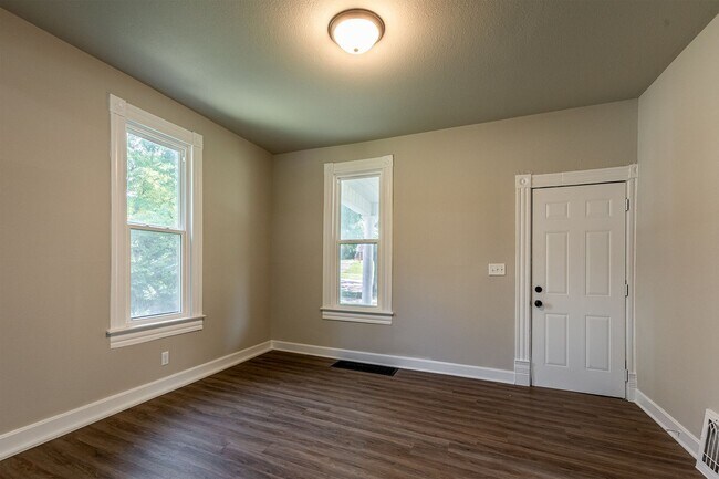 Foto del edificio - Remodeled 2-Bedroom Bungalow with Detached Garage & Large Backyard