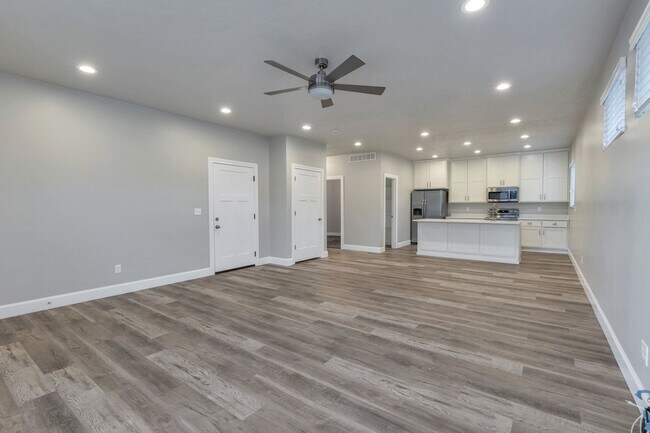 Foto del edificio - Spacious 4 Bed, 2 Bath Pet-Friendly Home with Central Air & 2-Car Garage! Available on July 6th!