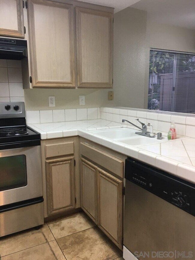 Building Photo - 2455 Kings View Cir