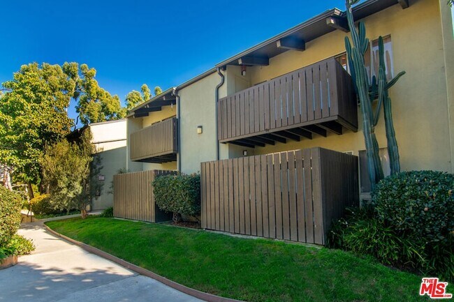 Foto del edificio - 4810 Hollow Corner Rd