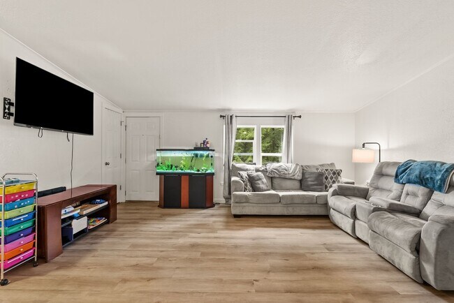 Building Photo - Updated and Spacious 3 bedroom in Timberlakes